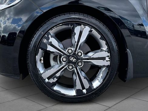 Used 2017 Hyundai Veloster Value Edition image 10