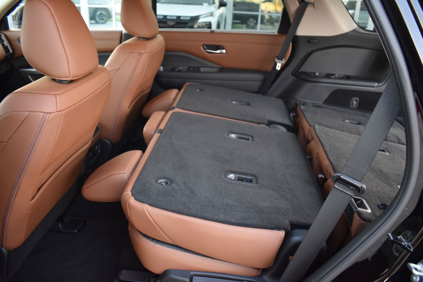 Used 2025 Nissan Pathfinder Platinum w/ Black Appearance Package FWD image 59