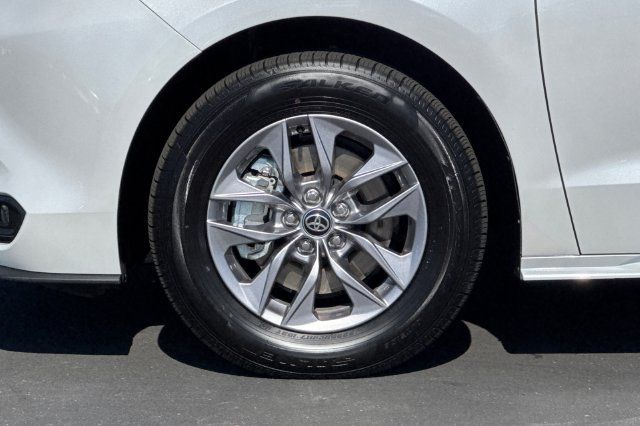 Certified 2026 Toyota Sienna XLE FWD image 32