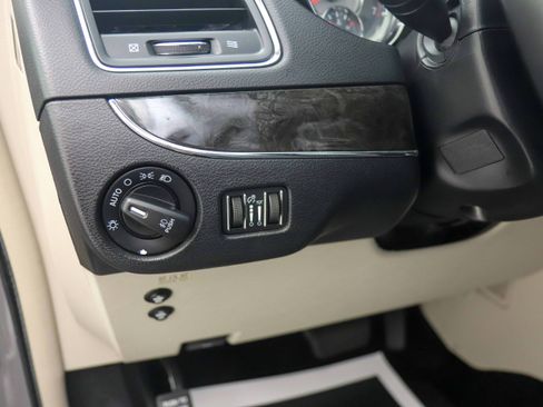 Used 2015 Chrysler Town & Country Touring FWD image 29