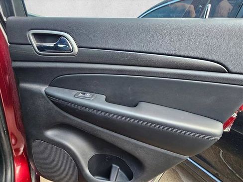 Used 2018 Jeep Grand Cherokee Altitude image 17