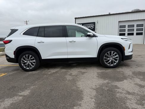 Used 2025 Buick Enclave Preferred image 4