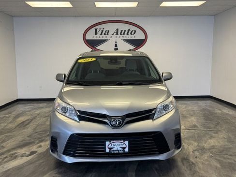 Used 2018 Toyota Sienna LE w/ Carpet Mat Package image 2