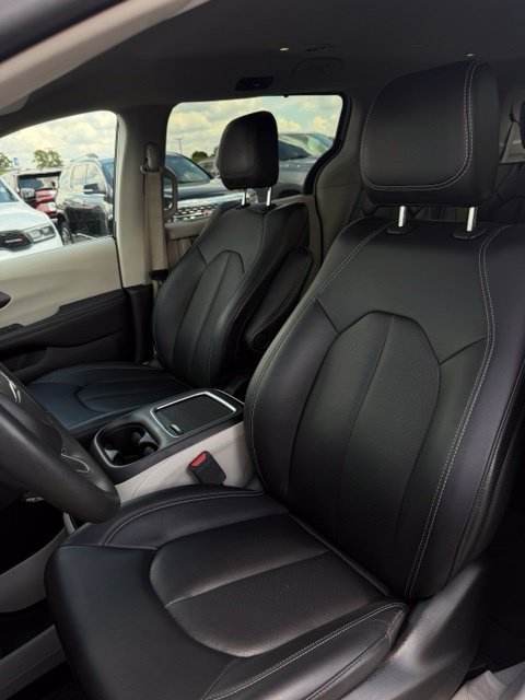 Used 2024 Chrysler Pacifica Touring-L FWD image 26