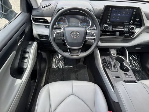 Used 2022 Toyota Highlander XLE AWD/4WD image 23