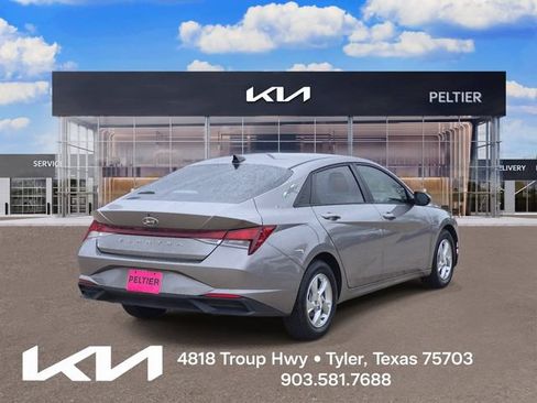 Used 2022 Hyundai Elantra SE FWD image 6