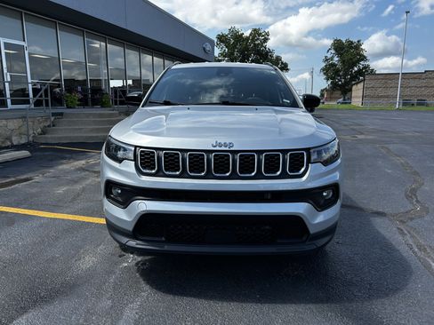 Used 2024 Jeep Compass Latitude AWD/4WD image 5
