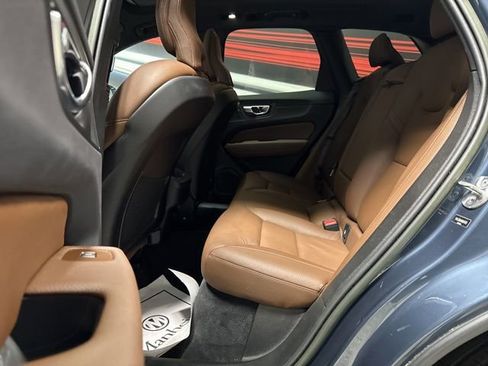 Used 2022 Volvo XC60 B5 Momentum image 11