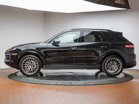 Certified 2023 Porsche Cayenne Platinum Edition image 2