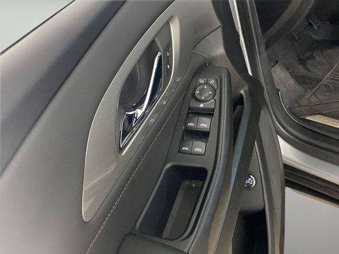 Used 2023 Chevrolet Traverse LT FWD image 14