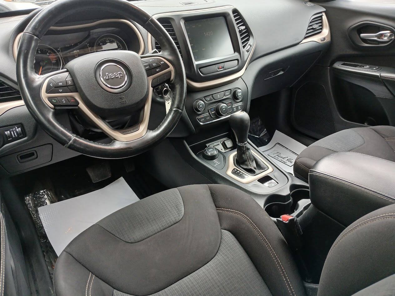 Used 2016 Jeep Cherokee Latitude w/ Cold Weather Group AWD/4WD image 10