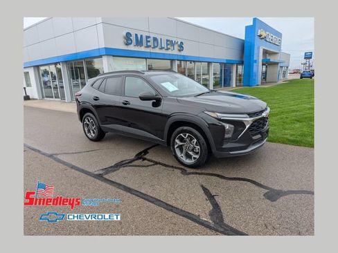 Used 2025 Chevrolet Trax LT FWD image 1