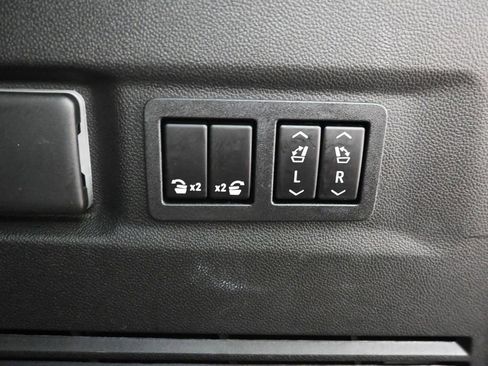 Used 2022 GMC Yukon XL AT4 AWD/4WD image 12