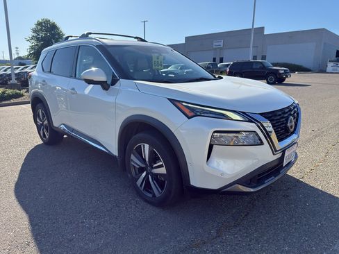 Used 2023 Nissan Rogue SL w/ SL Premium Package FWD image 3