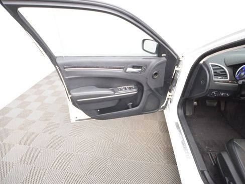 Used 2018 Chrysler 300 Limited image 9