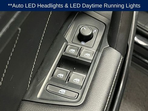 Used 2023 Volkswagen Tiguan SE w/ Panoramic Sunroof Package image 17