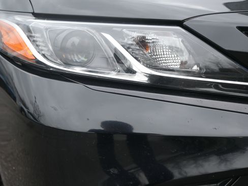 Used 2020 Toyota Camry SE image 11