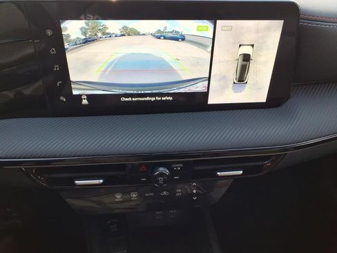 Used 2025 Nissan Kicks SR FWD image 16