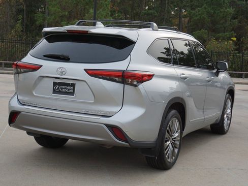 Used 2023 Toyota Highlander Platinum image 6