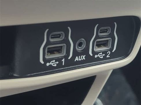 Used 2024 Chrysler Pacifica Touring-L image 32