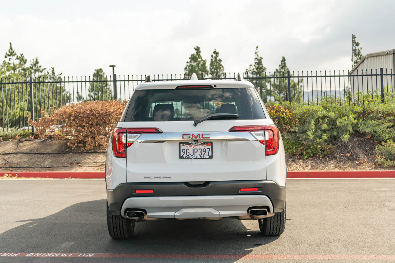 Used 2023 GMC Acadia SLT FWD image 8