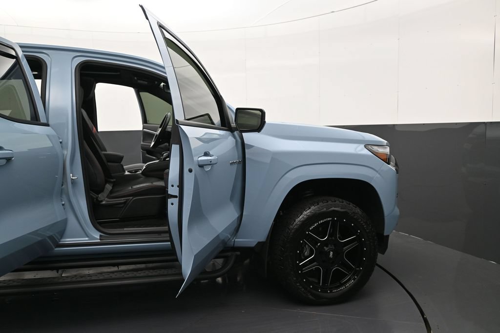 Used 2025 Chevrolet Colorado Z71 w/ Technology Package AWD/4WD image 9