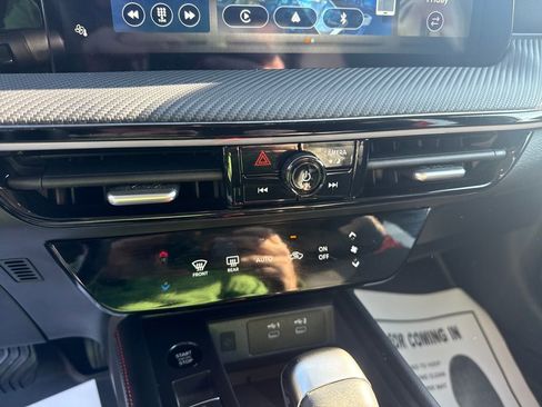 Used 2025 Nissan Kicks SR w/ Interior Electronics Package image 19