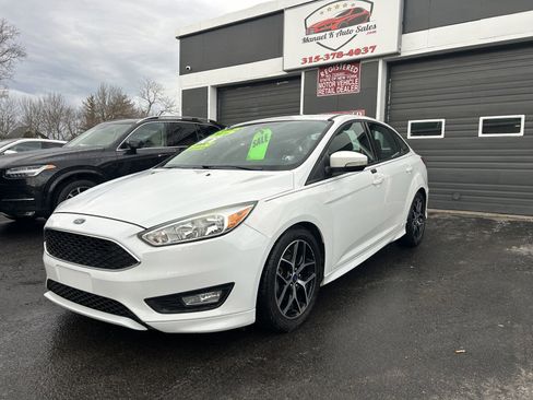 Used 2016 Ford Focus SE w/ SE Sport Package image 3