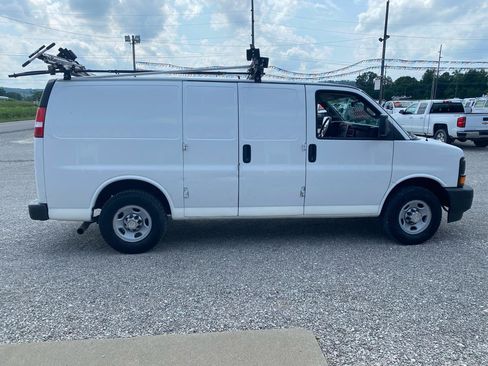 Used 2017 Chevrolet Express 2500 RWD image 2