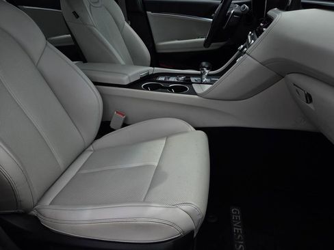 Used 2025 Genesis G70 2.5T RWD image 10