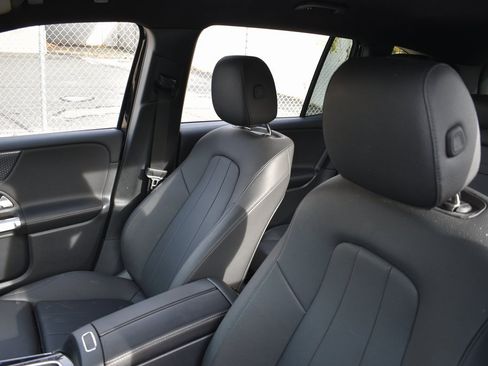 Used 2025 Mercedes-Benz GLB 250 image 10