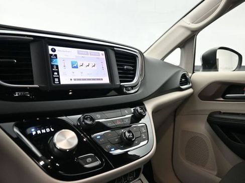 Used 2023 Chrysler Voyager LX FWD image 19