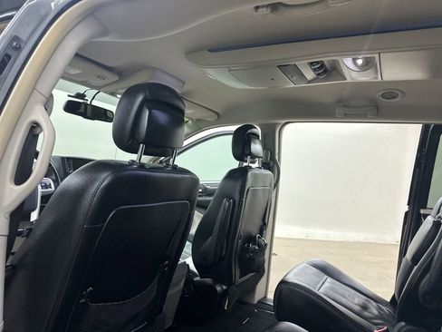 Used 2016 Chrysler Town & Country Touring FWD image 28