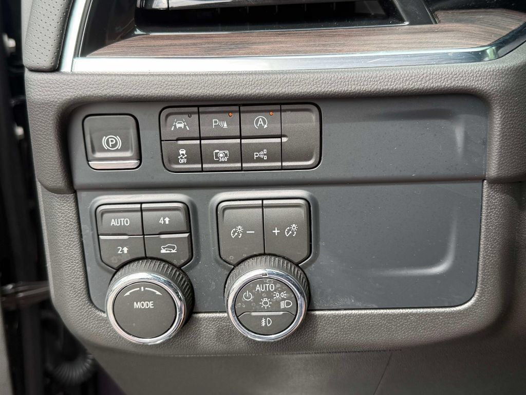 Used 2026 Chevrolet Suburban Premier AWD/4WD image 28