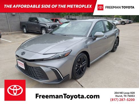 Used 2025 Toyota Camry SE w/ Convenience Package FWD image 1