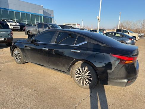 Used 2024 Nissan Altima 2.5 SV image 3