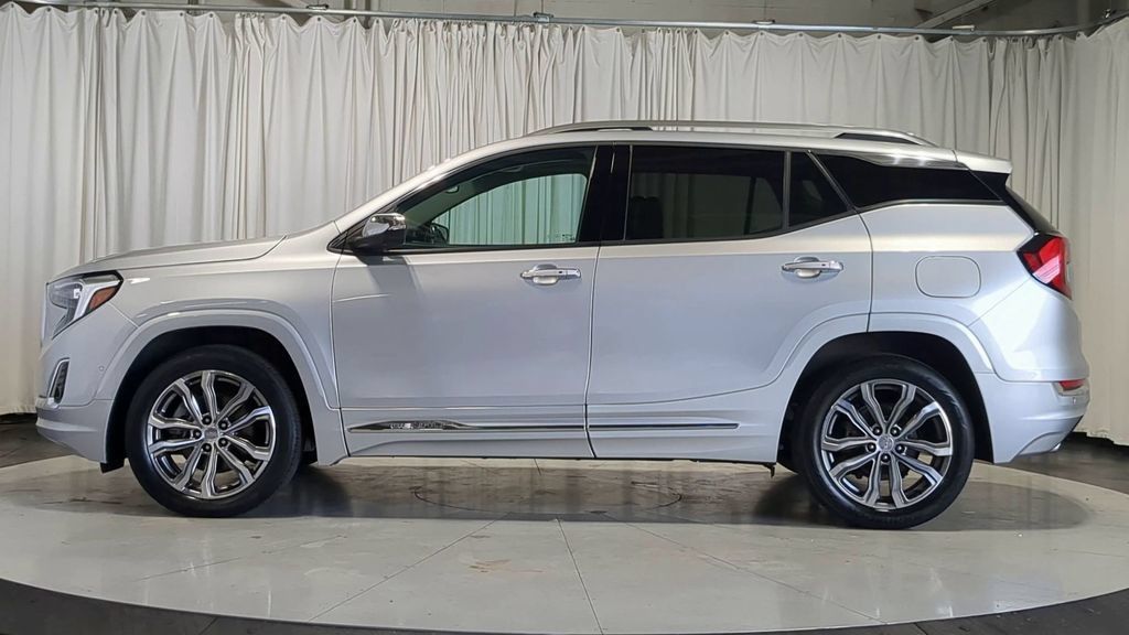 Used 2020 GMC Terrain Denali w/ Denali Premium Package AWD/4WD image 6