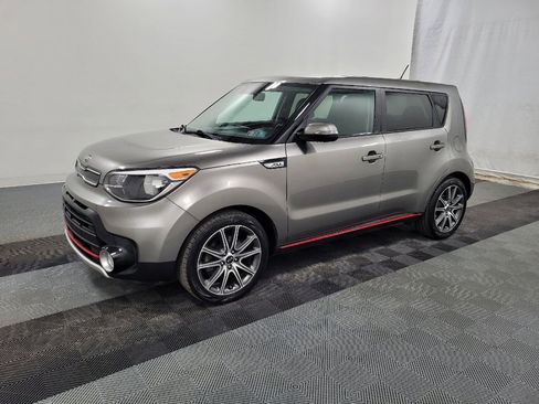 Used 2019 Kia Soul ! FWD image 2