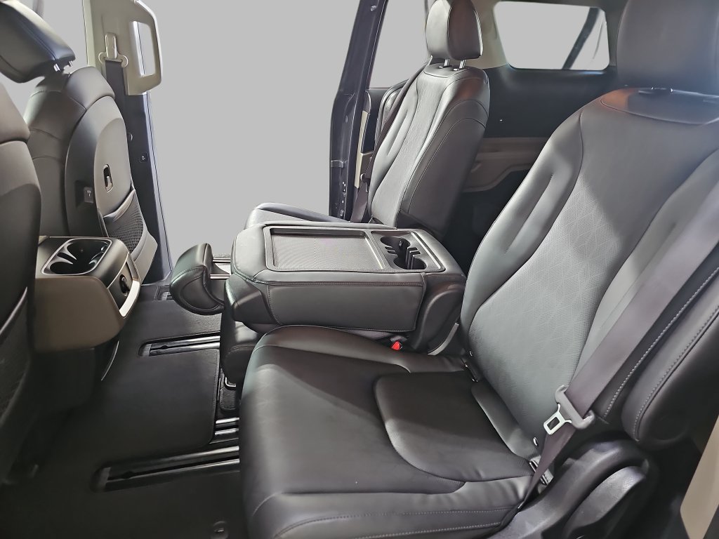 Used 2025 Kia Carnival FWD image 18