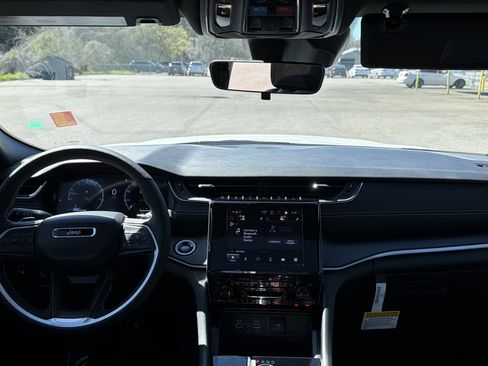 New 2025 Jeep Grand Cherokee Altitude image 43