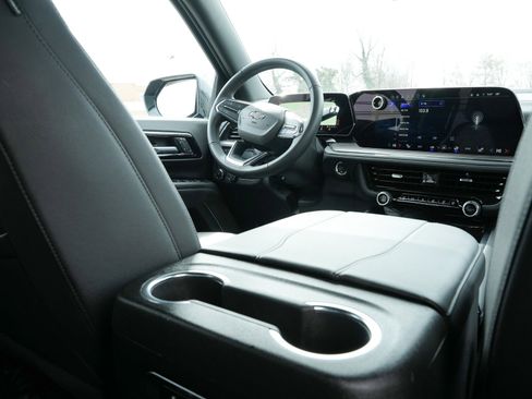 Used 2025 Chevrolet Suburban Z71 image 39