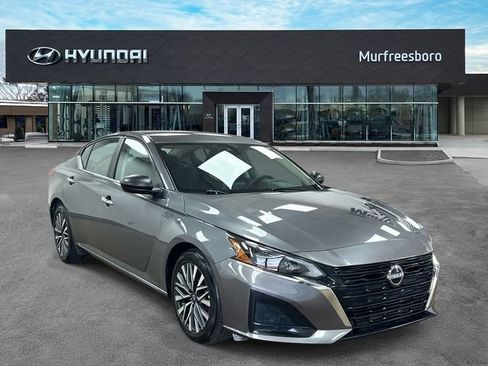 Used 2025 Nissan Altima 2.5 SV FWD image 3