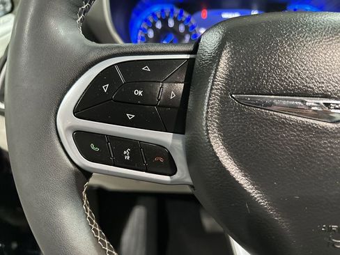 Used 2024 Chrysler Pacifica Touring-L image 30