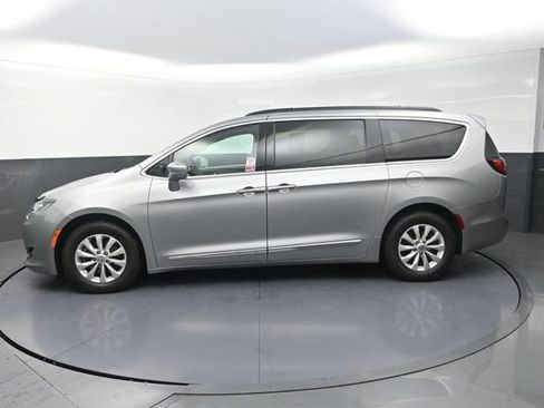 Used 2017 Chrysler Pacifica Touring-L FWD image 6