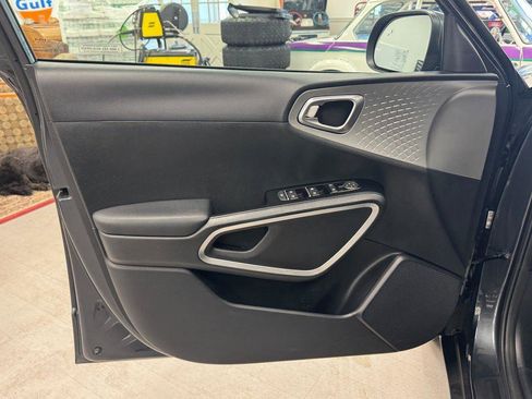 Used 2025 Kia Soul LX w/ LX Technology Package image 13