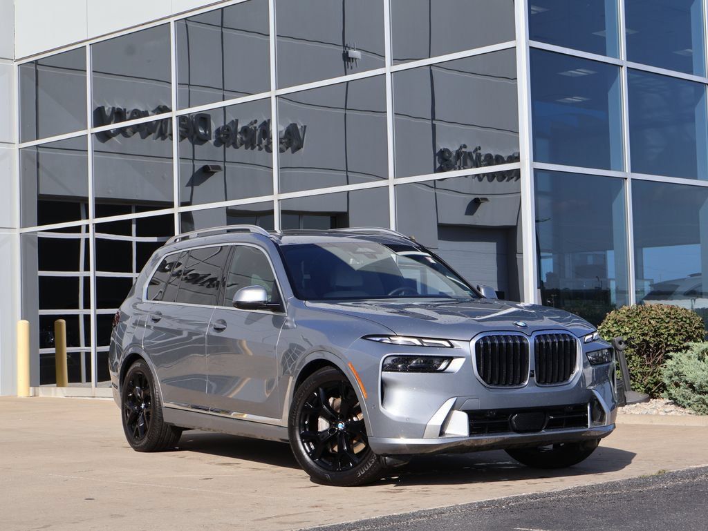 Used 2024 BMW X7 xDrive40i w/ Premium Package AWD/4WD image 1