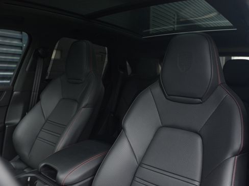 Used 2025 Porsche Cayenne GTS AWD/4WD image 16