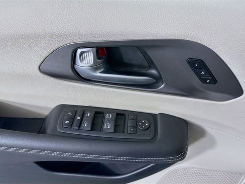 Used 2024 Chrysler Pacifica Touring-L FWD image 22