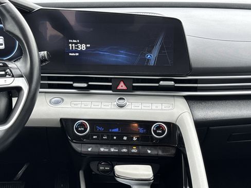 Used 2024 Hyundai Elantra Limited image 17