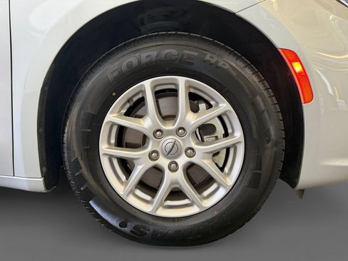 Used 2024 Chrysler Pacifica Touring-L FWD image 8